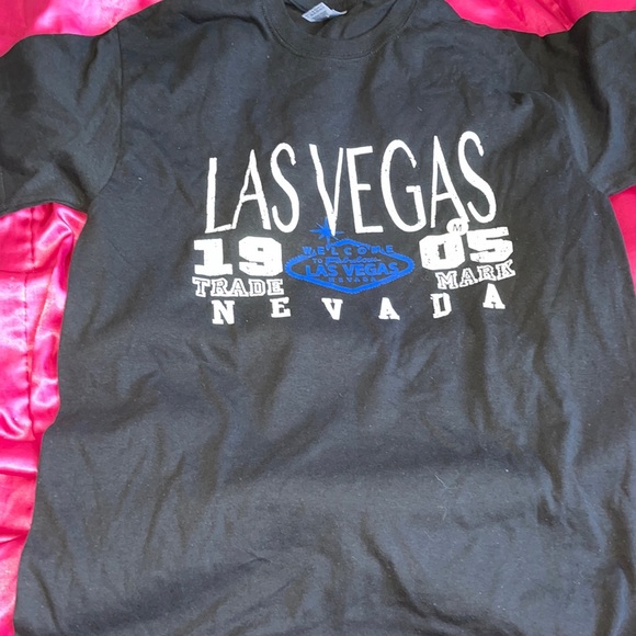Hot Topic Tops - New Las Vegas T Shirt 🤍